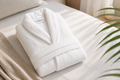 Weißer Bademantel Cosy Eco mit Schalkragen für Hotels und Spa