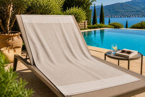Gestreiftes Liegetuch Serenza für Hotels und Wellnessbereiche